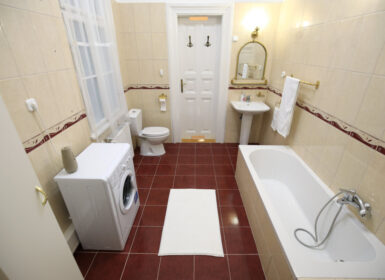 Spacious One-bedroom + Study room Apartment in József Krt