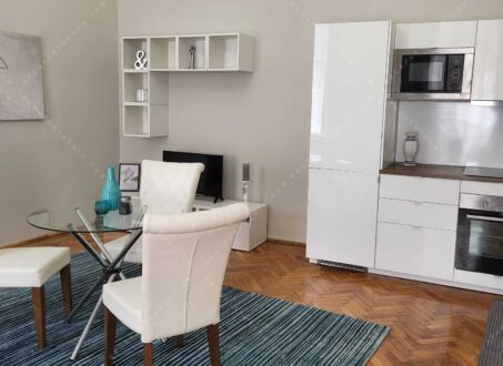 Spacious One-bedroom + Study room Apartment in József Krt