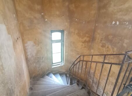 Compact renovated studio apartment FOR SALE close to Nagyvárad tér