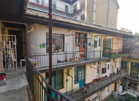 Compact renovated studio apartment FOR SALE close to Nagyvárad tér