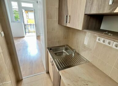 Compact renovated studio apartment FOR SALE close to Nagyvárad tér