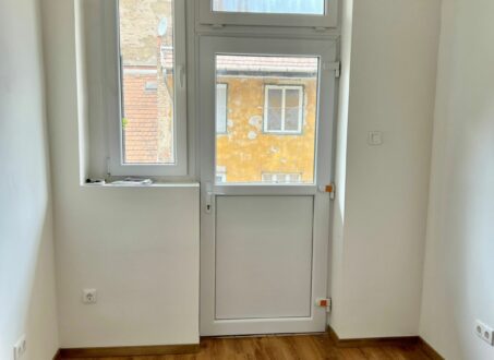 Compact renovated studio apartment FOR SALE close to Nagyvárad tér