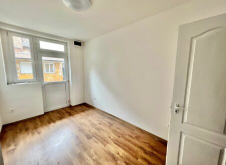 Compact renovated studio apartment FOR SALE close to Nagyvárad tér