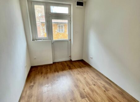 Compact renovated studio apartment FOR SALE close to Nagyvárad tér