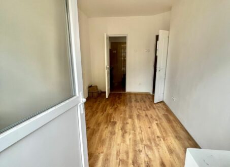 Compact renovated studio apartment FOR SALE close to Nagyvárad tér