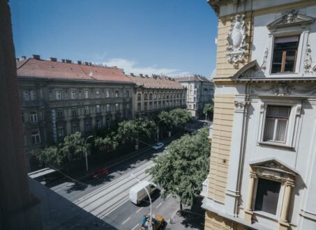 Renovated modern 3-bedroom FOR SALE at Rákóczi tér