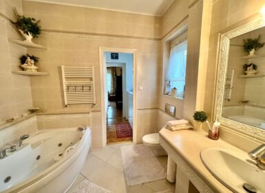 4-apartment FAMILY HOUSE with garden FOR SALE in Római part, next to Danube River