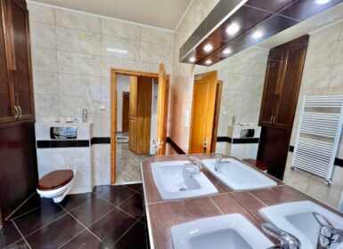 4-apartment FAMILY HOUSE with garden FOR SALE in Római part, next to Danube River