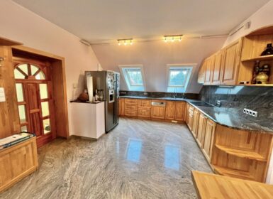 4-apartment FAMILY HOUSE with garden FOR SALE in Római part, next to Danube River