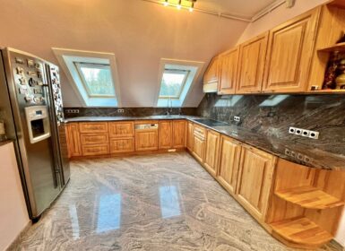 4-apartment FAMILY HOUSE with garden FOR SALE in Római part, next to Danube River