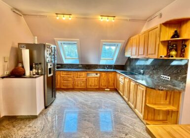 4-apartment FAMILY HOUSE with garden FOR SALE in Római part, next to Danube River