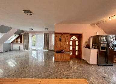 4-apartment FAMILY HOUSE with garden FOR SALE in Római part, next to Danube River