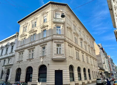 Two-bedroom, two-bathroom FOR SALE next to Andrássy út and close to Oktogon