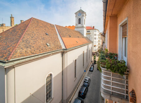 One-bedroom, very central and next to Danube