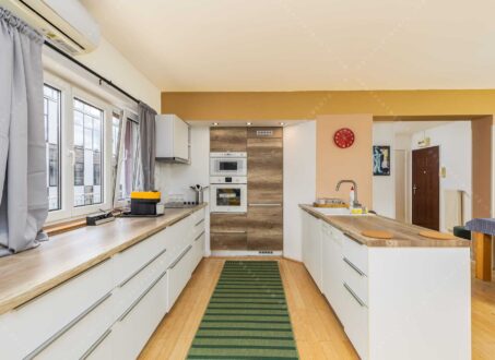 Spacious 2 Bedroom PENTHOUSE for Rent in Práter street – from September