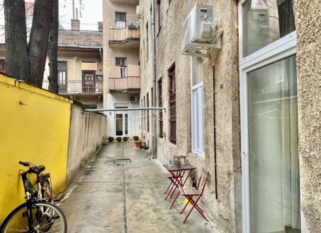 Furnished studio with gallery FOR SALE in Garay tér, close to City park