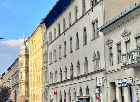 Furnished studio with gallery FOR SALE in Garay tér, close to City park