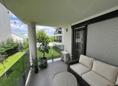 Stylish Apartment with Terrace – from August
