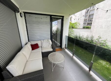 Stylish Apartment with Terrace – from August