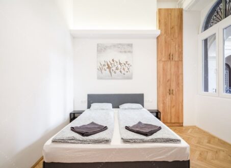 Beautifully Renovated 3-Bedroom Apartment for Rent in Budapest! – from August