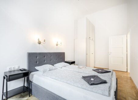 Beautifully Renovated 3-Bedroom Apartment for Rent in Budapest! – from August