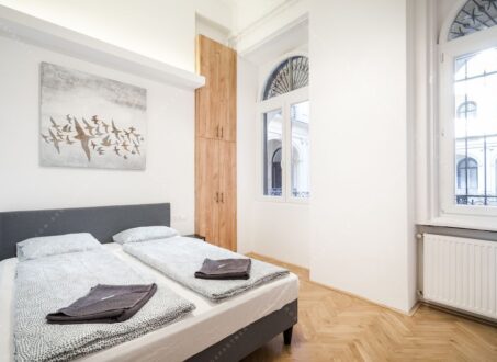 Beautifully Renovated 3-Bedroom Apartment for Rent in Budapest! – from August