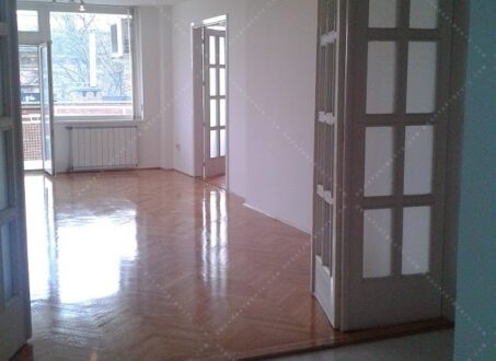 Spacious 2-Bedroom with 2 Terraces + Parking – District II, Medve utca