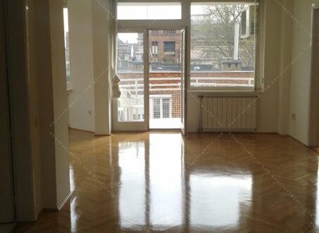 Spacious 2-Bedroom with 2 Terraces + Parking – District II, Medve utca