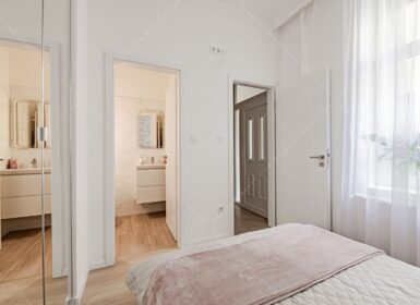 Unique 3 bedrooms + 3 bathrooms in the very center