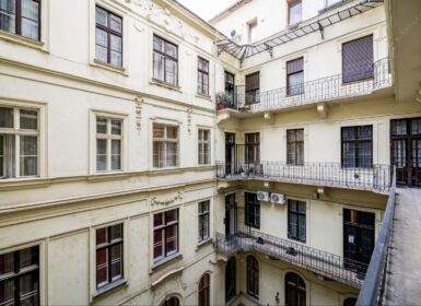 Unique 3 bedrooms + 3 bathrooms in the very center