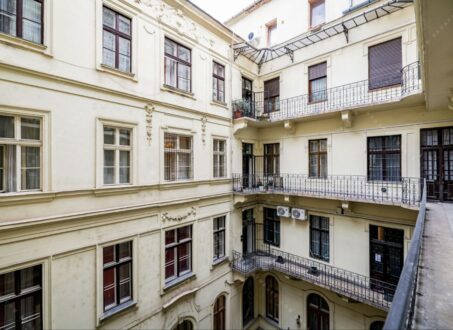 Unique 3 bedrooms + 3 bathrooms in the very center