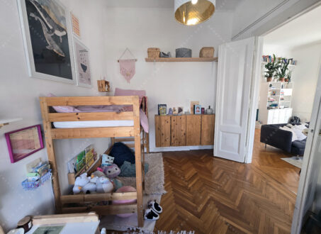 Spacious Family Apartment Overlooking Gutenberg Square