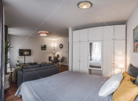 Cozy Renovated Studio for Rent in Central Budapest – Available Mid-April