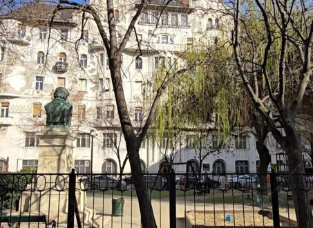 Spacious Family Apartment Overlooking Gutenberg Square