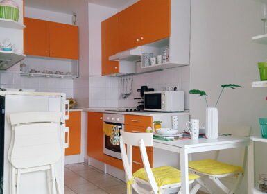 Bright & Stylish Studio with Balcony, A/C & Parking Near Orczy Park