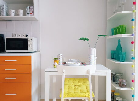Bright & Stylish Studio with Balcony, A/C & Parking Near Orczy Park
