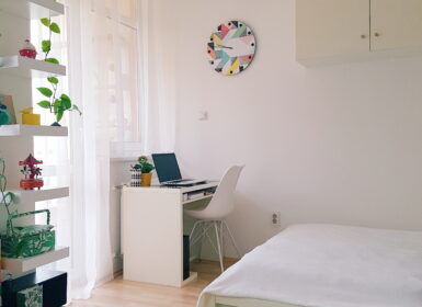 Bright & Stylish Studio with Balcony, A/C & Parking Near Orczy Park