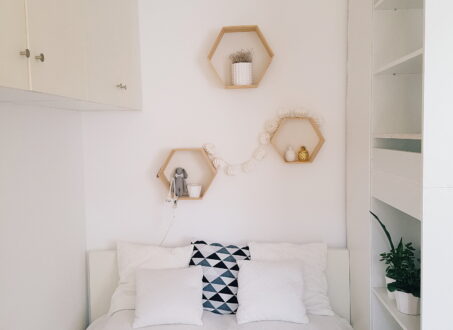 Bright & Stylish Studio with Balcony, A/C & Parking Near Orczy Park
