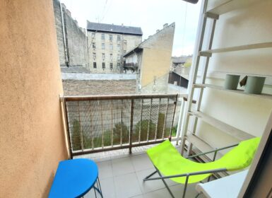 Bright & Stylish Studio with Balcony, A/C & Parking Near Orczy Park