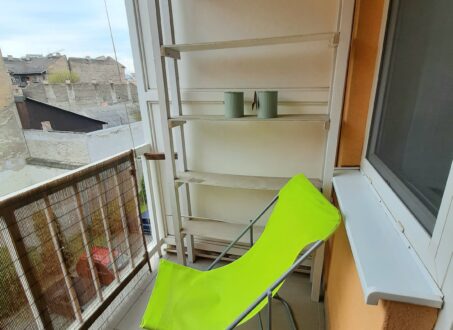 Bright & Stylish Studio with Balcony, A/C & Parking Near Orczy Park