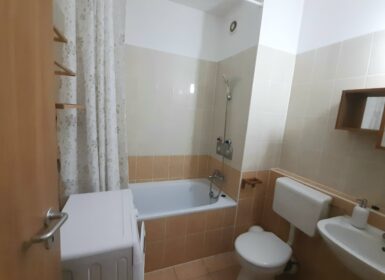 Bright & Stylish Studio with Balcony, A/C & Parking Near Orczy Park