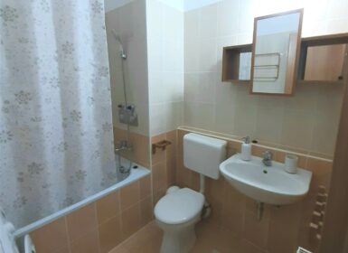 Bright & Stylish Studio with Balcony, A/C & Parking Near Orczy Park