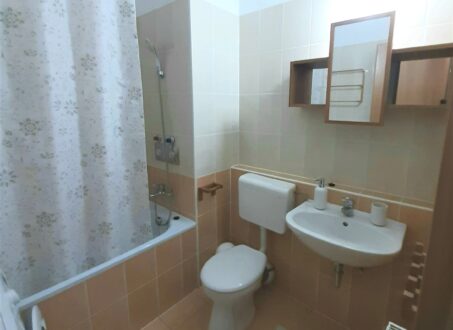 Bright & Stylish Studio with Balcony, A/C & Parking Near Orczy Park