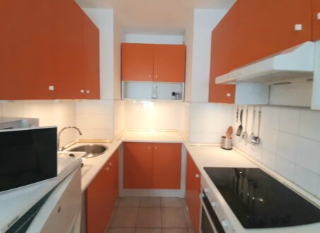 Bright & Stylish Studio with Balcony, A/C & Parking Near Orczy Park