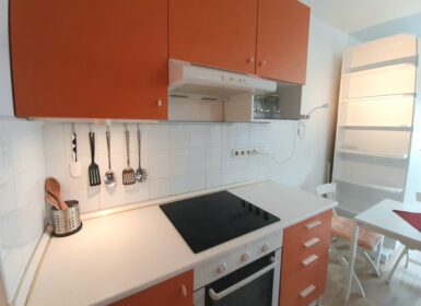 Bright & Stylish Studio with Balcony, A/C & Parking Near Orczy Park