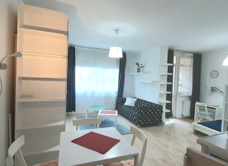 Bright & Stylish Studio with Balcony, A/C & Parking Near Orczy Park