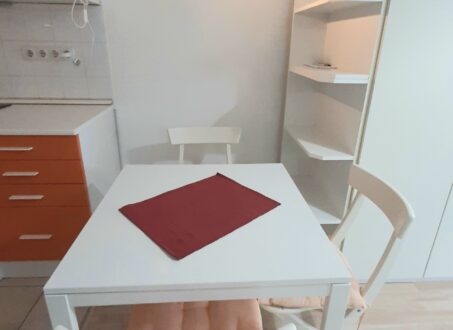 Bright & Stylish Studio with Balcony, A/C & Parking Near Orczy Park