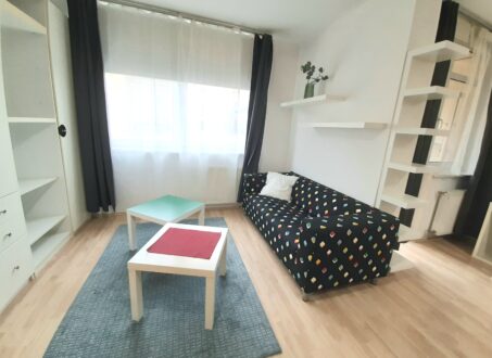Bright & Stylish Studio with Balcony, A/C & Parking Near Orczy Park