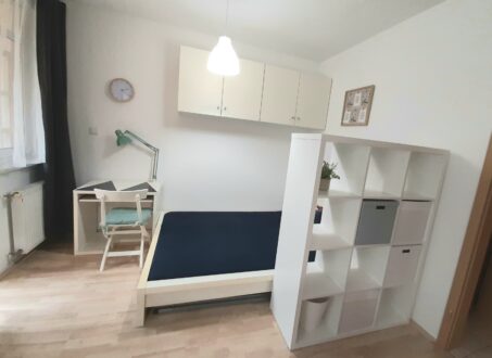Bright & Stylish Studio with Balcony, A/C & Parking Near Orczy Park