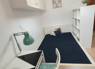 Bright & Stylish Studio with Balcony, A/C & Parking Near Orczy Park